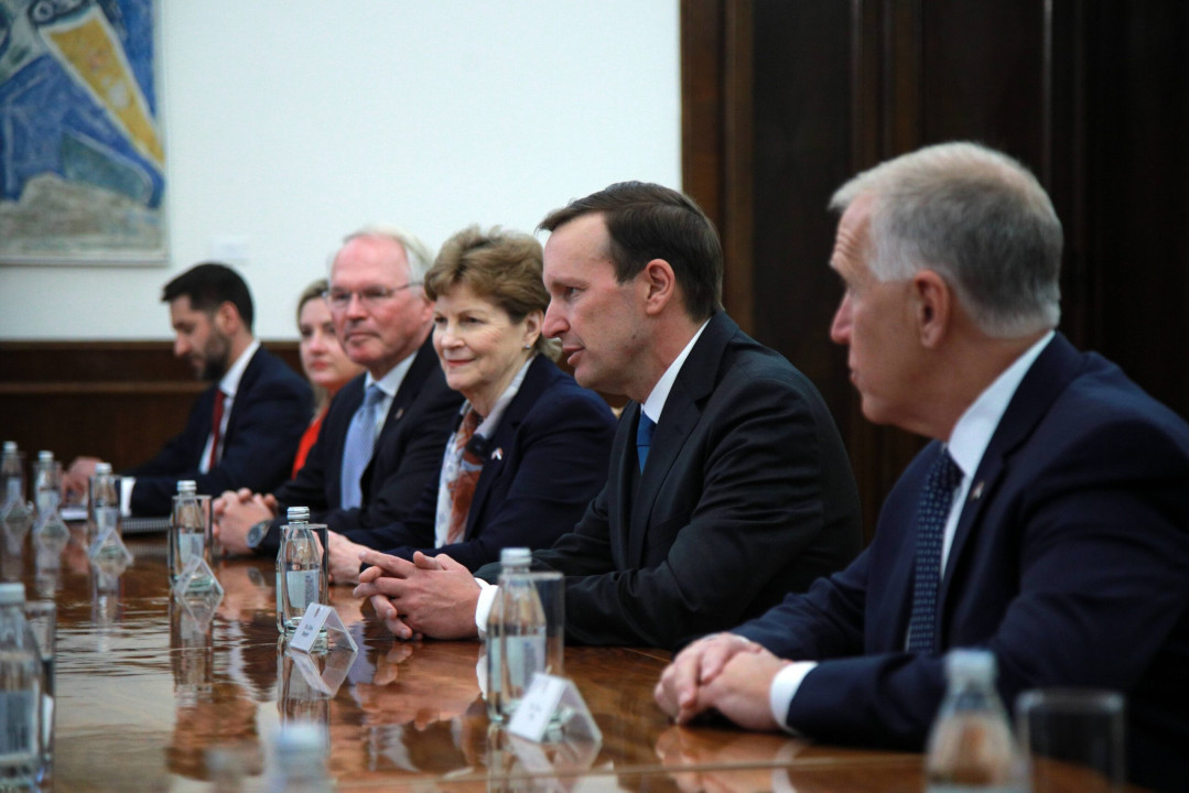 Beograd, 19.04.2022. &#8211; Predsednik Srbije Aleksandar Vucic sastao se sa clanovima Odbora za spoljne poslove americkog Senata, Krisom Marfijem i Dzin Sejhin, kao i sa clanom senatskog Odb