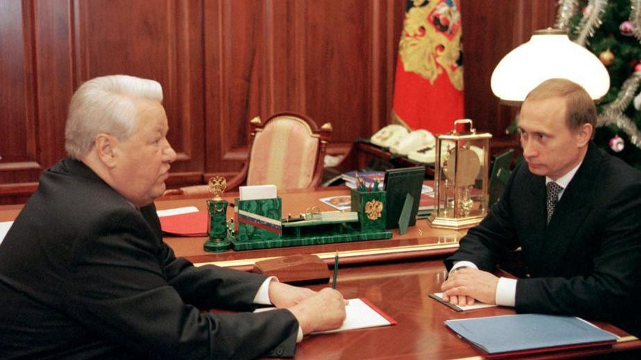 Boris Jeljcin (levo) objavio je da se odmah povlači sa mesta predsednika i da ovlašćenja prenosi na Putina 31. decembra 1999.