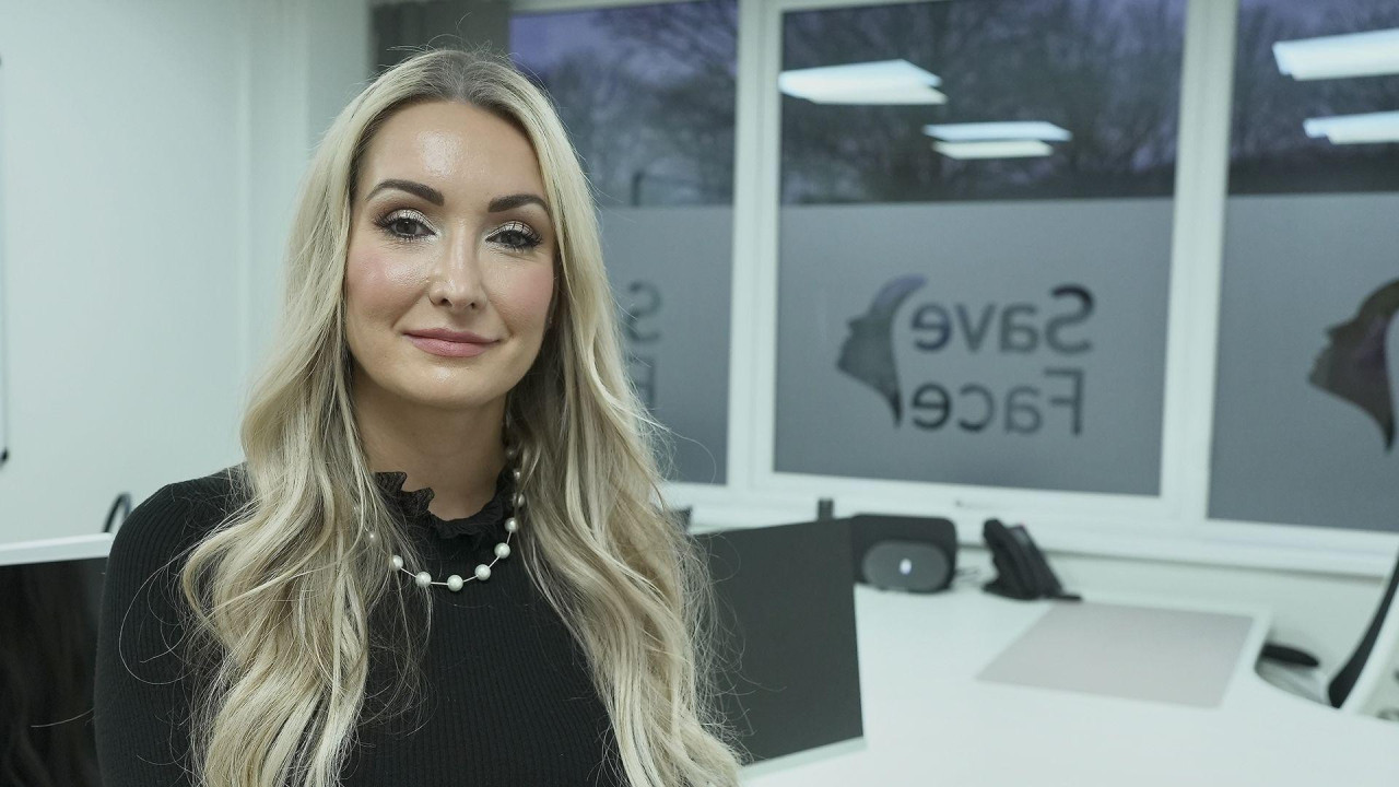 Ešton Kolins, osnivačica organizacije Save Face,