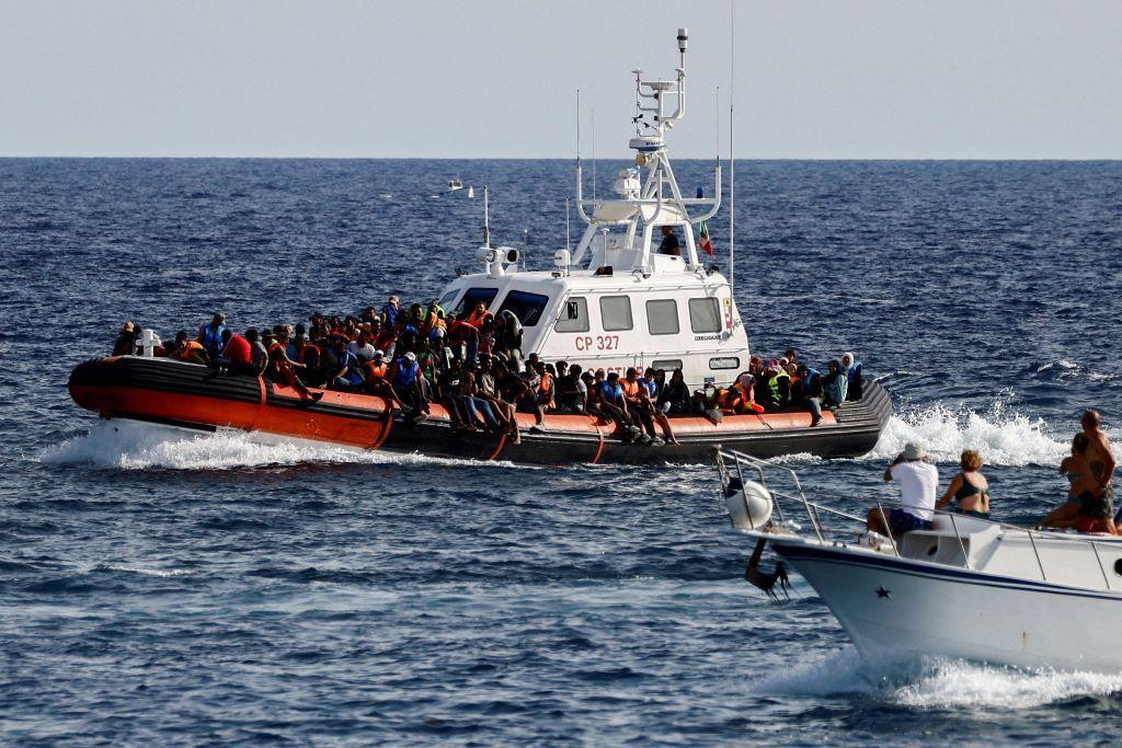 Desetine migranata na brodu italijanske obalske straže.