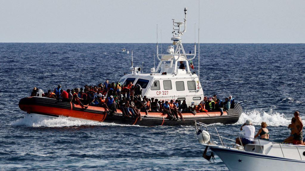 Desetine migranata na brodu italijanske obalske straže.