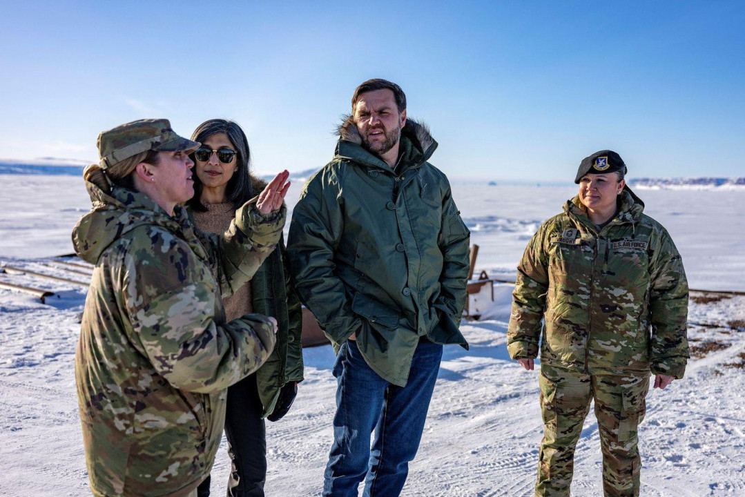 Džej Di Vens sa suprugom Ušom Vens u američkoj svemirskoj bazi Pitufuk
