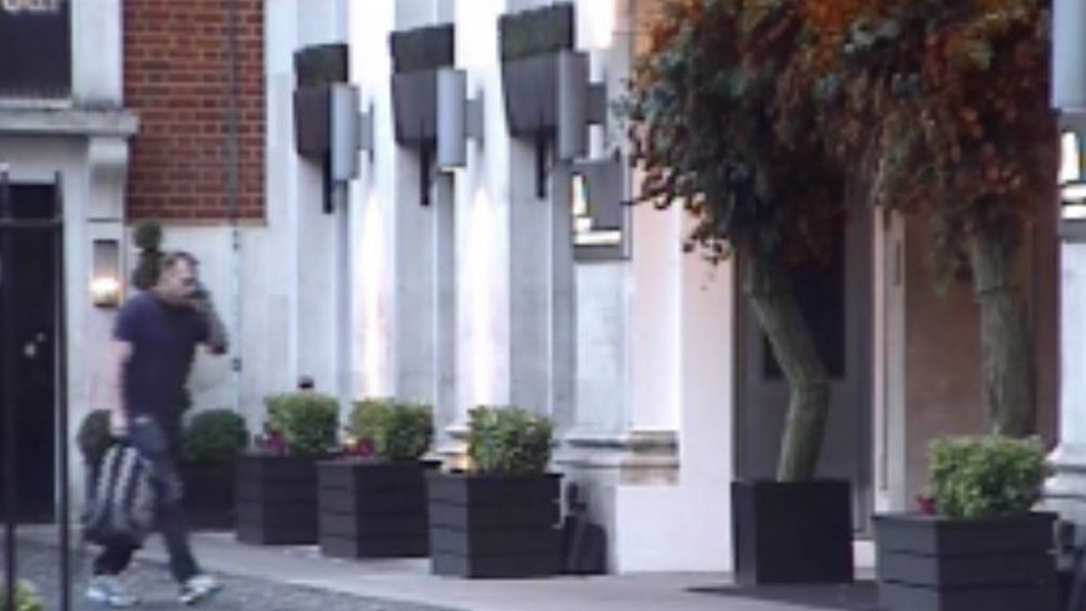 Stjuarta Aherna snimio je policajac dok je ulazio u luksuzni hotel Meriot u Londonu tokom operacije postavljanja zamke u kojoj je preuzeta ukradena vaza 
