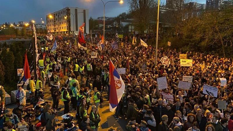 Studenti i građani na protestu ispred zgrade televizije Informer