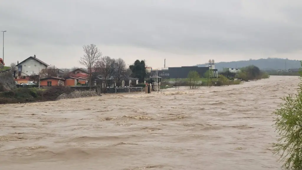 Nabujala reka u stabenom naselju