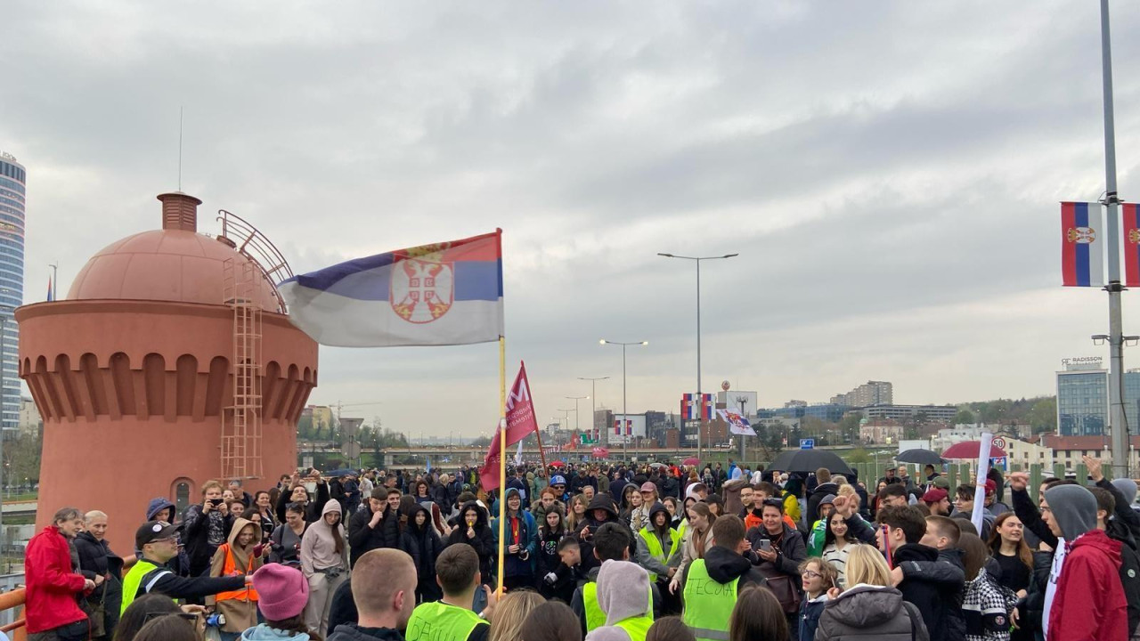 Demonstranti mašu zastavama 