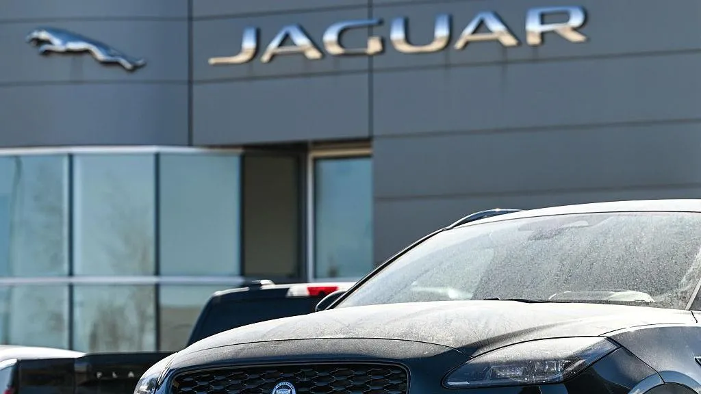 Jaguar automobil parkiran ispred salona