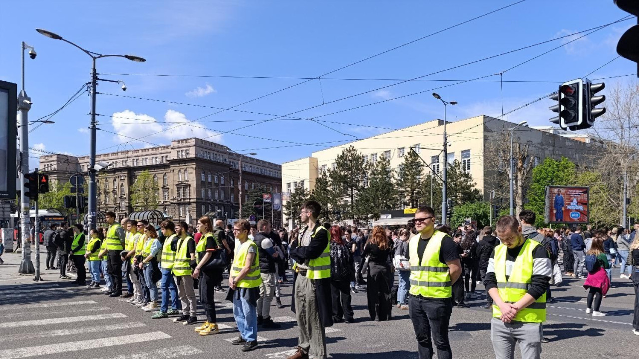 Ovako je bilo u subotu, 5. aprila u Beogradu - bez jakni, grupa studenata je odala poštu poginulima u padu nadstrešnice na stanici u Novom Sadu