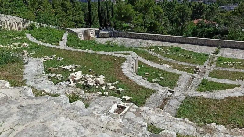 Partizansko spomen groblje u Mostaru posle rušenja