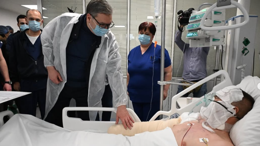 
                    vučić na odeljenju intenzivne nege, Vučić na odeljenju intenzivne nege Kliničko-bolničkog centra Srbije u Beogradu, gde je 17. marta 2025. posetio jednog od povređenih u 
