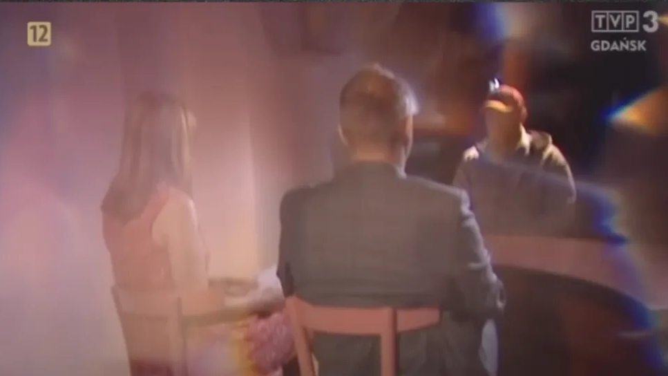 Navrocki prerušen kao njegov alter-ego Tadeuš Batir, sa šeširom i zamućenog lica