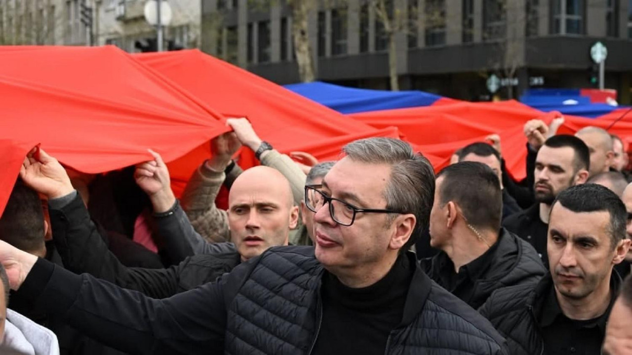 Predsednik Srbije Aleksandar Vučić sa zastavom