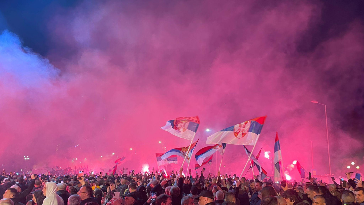 Vatromet i baklje na kraju skupa "Ne damo Srbiju"