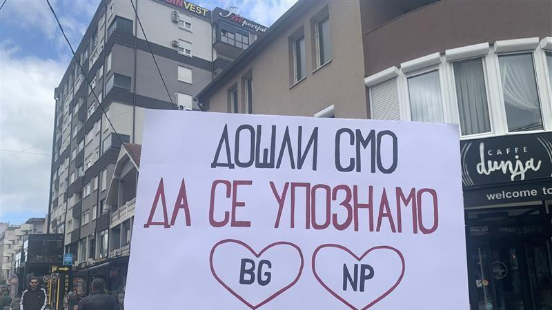 Transparent u Novom Pazaru na protestu
