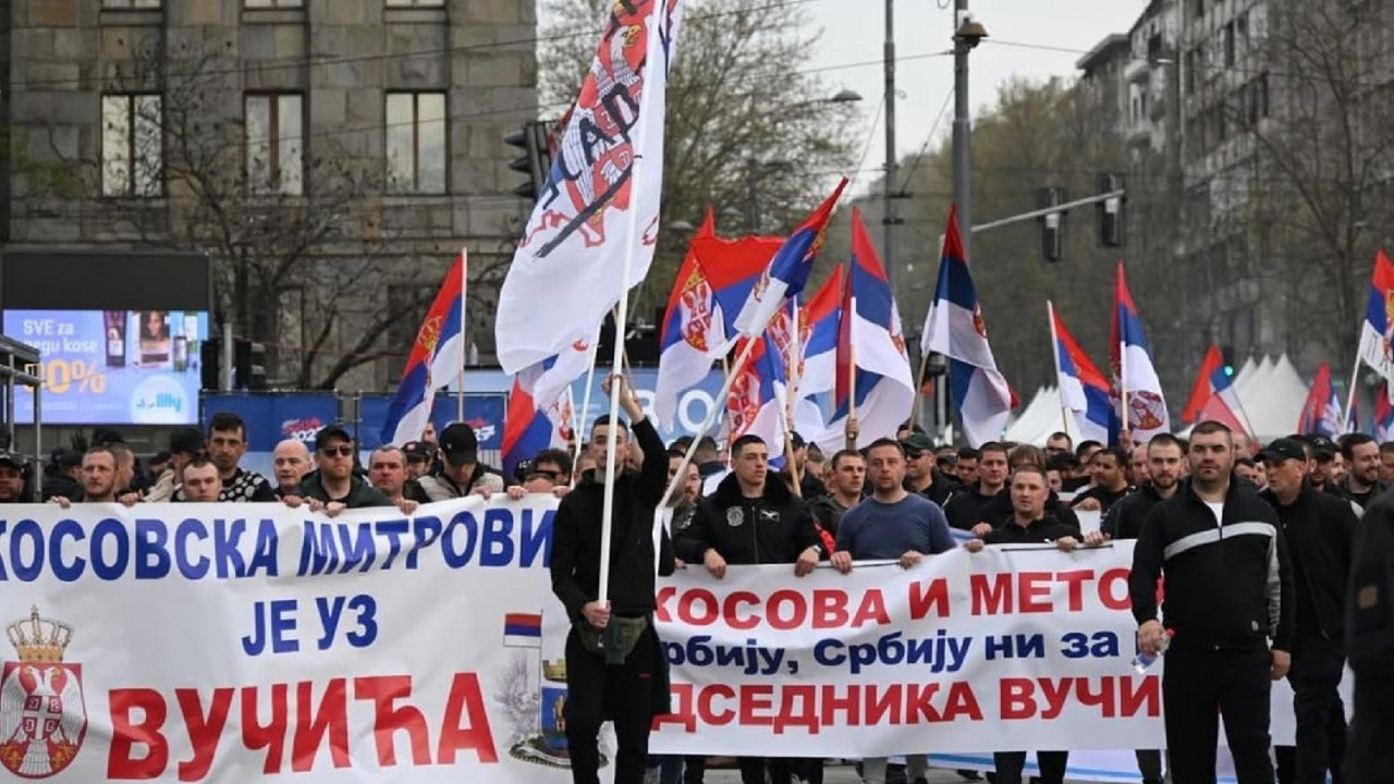 zastave i transparenti na skupu Pokreta za narod