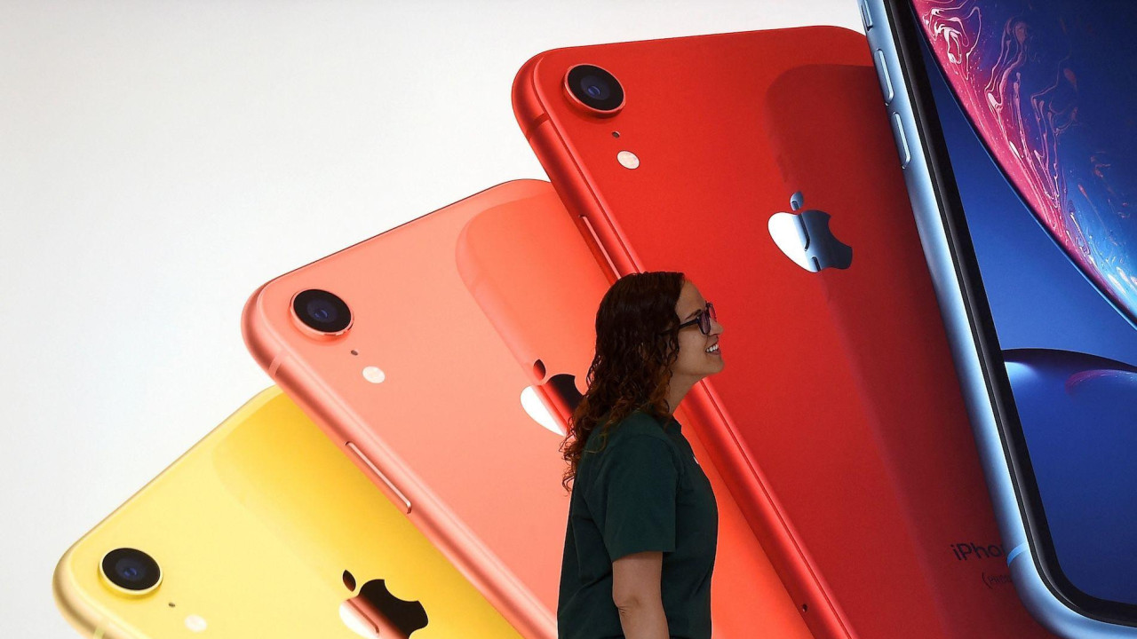 Žena ispred reklame za Apple