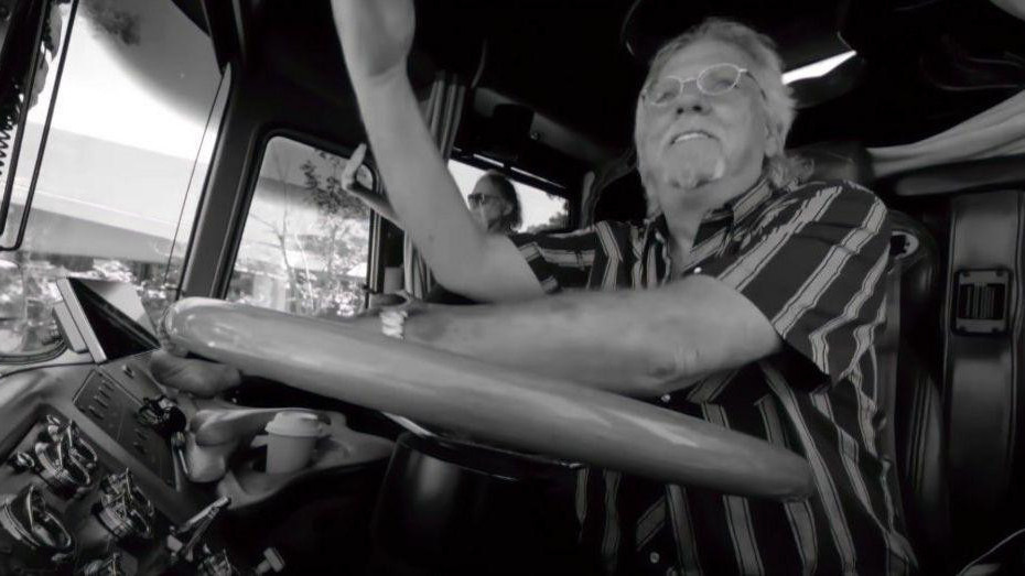 Džeri Don Berden vozi Nilov autobus za turneje godinama, a njihov neobavezni dijalog glavna je atrakcija dokumentarca