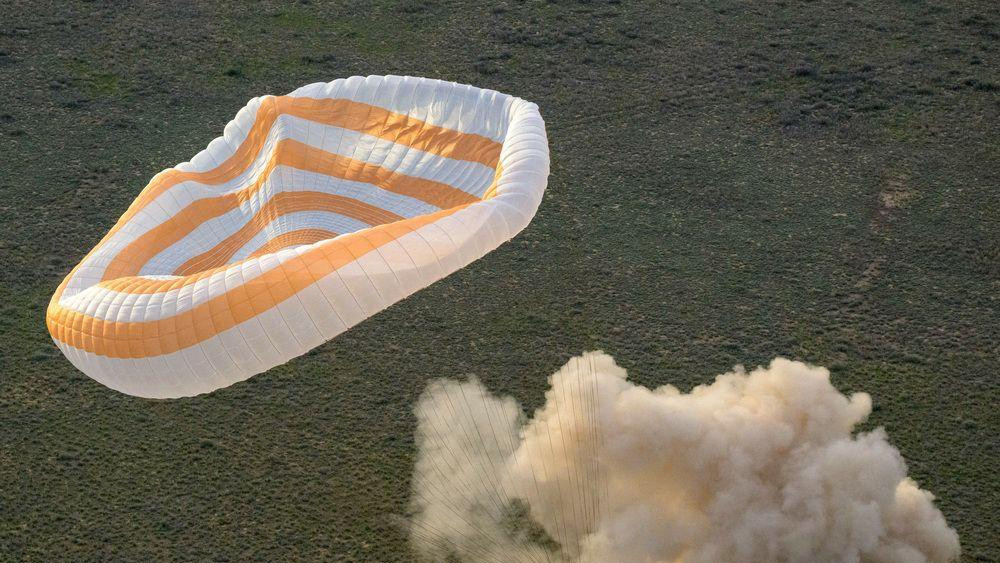 Svemirska kapsula Sojuz MS-26 sletela je uz pomoć padobrana