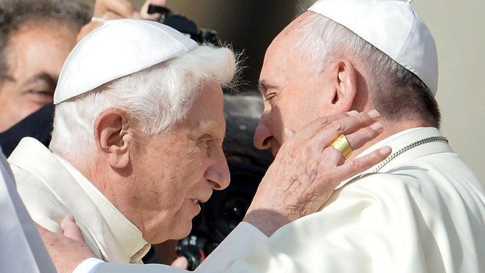 Papa Franja se pozdravlja sa njegovim prethodnikom Benediktom Šesnaestim 2014. godine