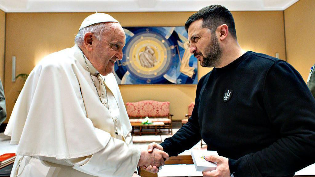 Papa Franja sa ukrajinskim predsednikom Vladimirom Zelenskim 2023. godine