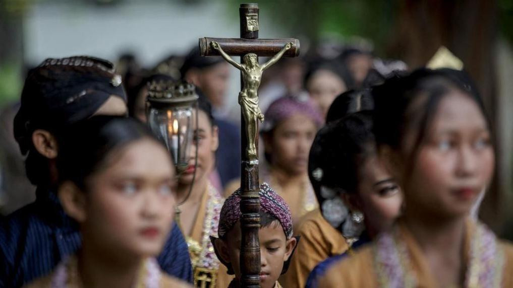 Katolici obučeni u tradicionalnu javansku nošnju pripremaju se za procesiju tokom Božićne mise
