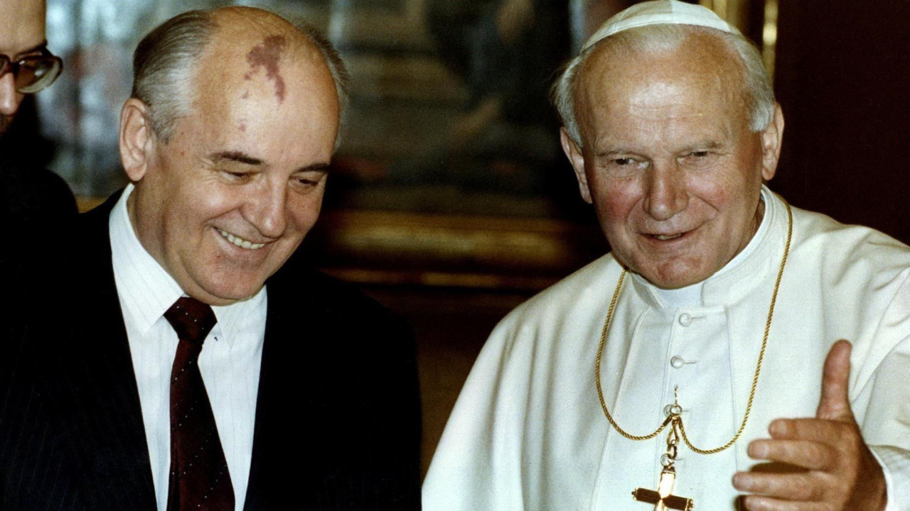 Papa Jovan Pavle Drugi sa bivšim sovjetskim premijerom Mihailom Gorbačovim u Vatikanu 1990. godine