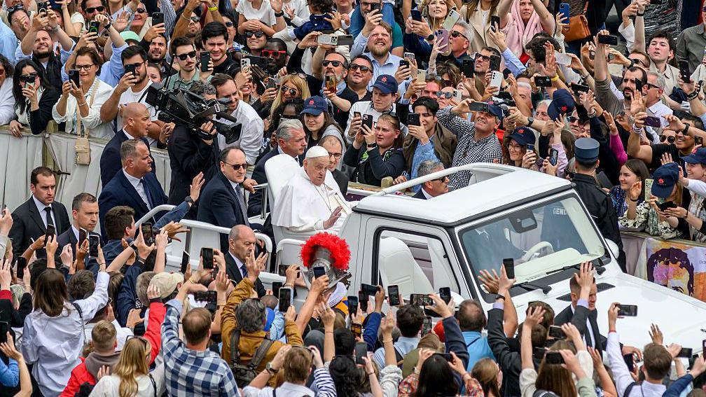 Papa Franja je poslednji put otišao na Trg Svetog Petra dan pre smrti, mašući iz „papamobila” 