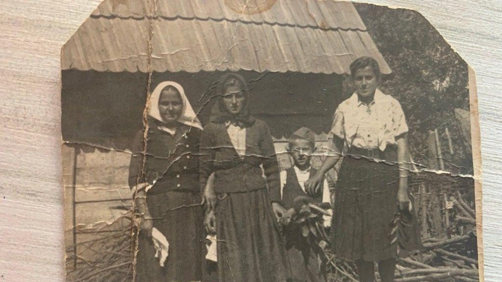 Slavko sa majkom i rođakama, tokom 1944. godine u rodnom selu Međuvođe