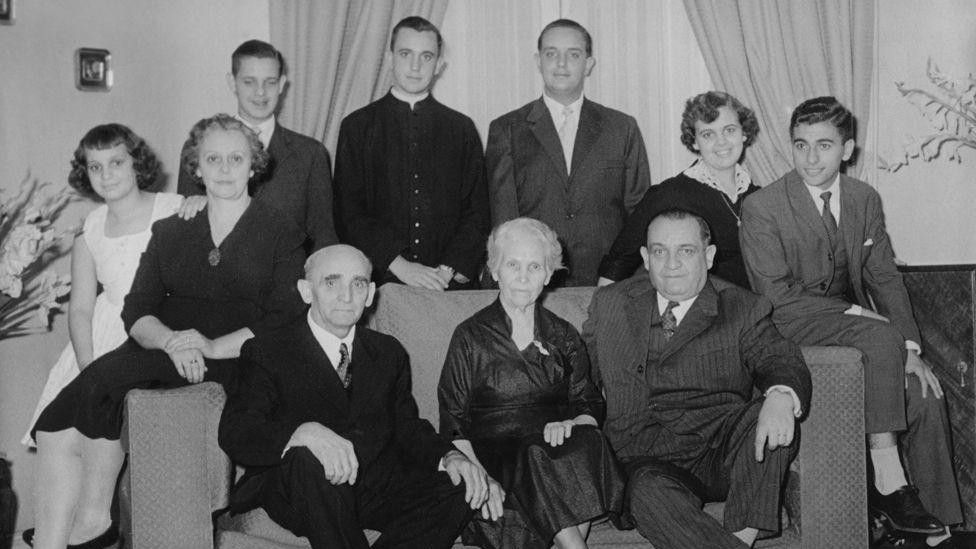 Na ovoj nedatiranoj fotografiji, Hose Bergoljo (gornji red, drugi s leva) pozira sa članovima porodice, papa Franja