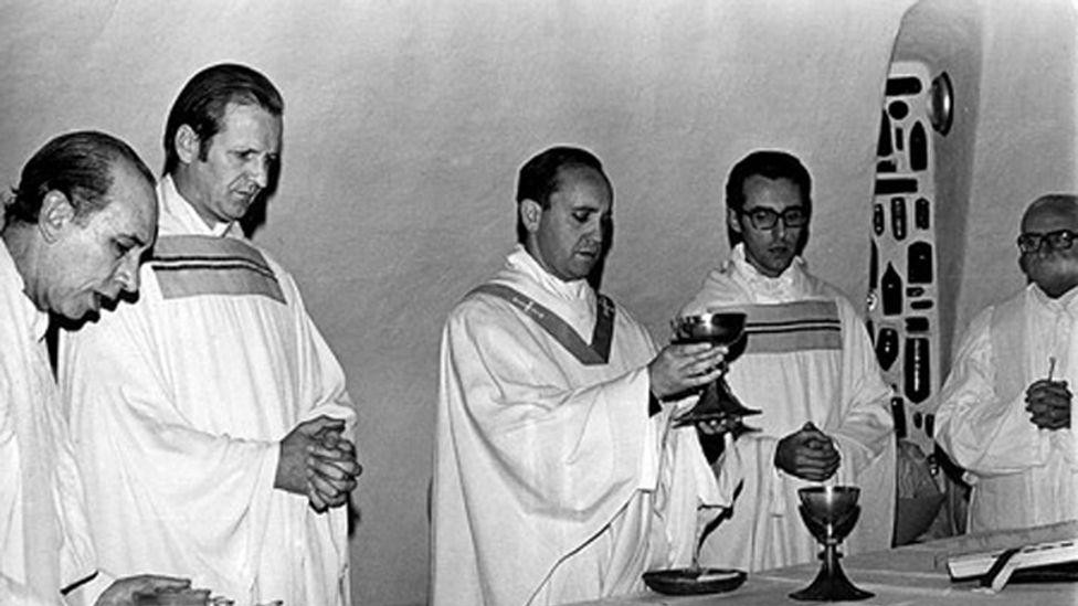 Horhe Bergoljo (u sredini, drži putir) 1976. godine