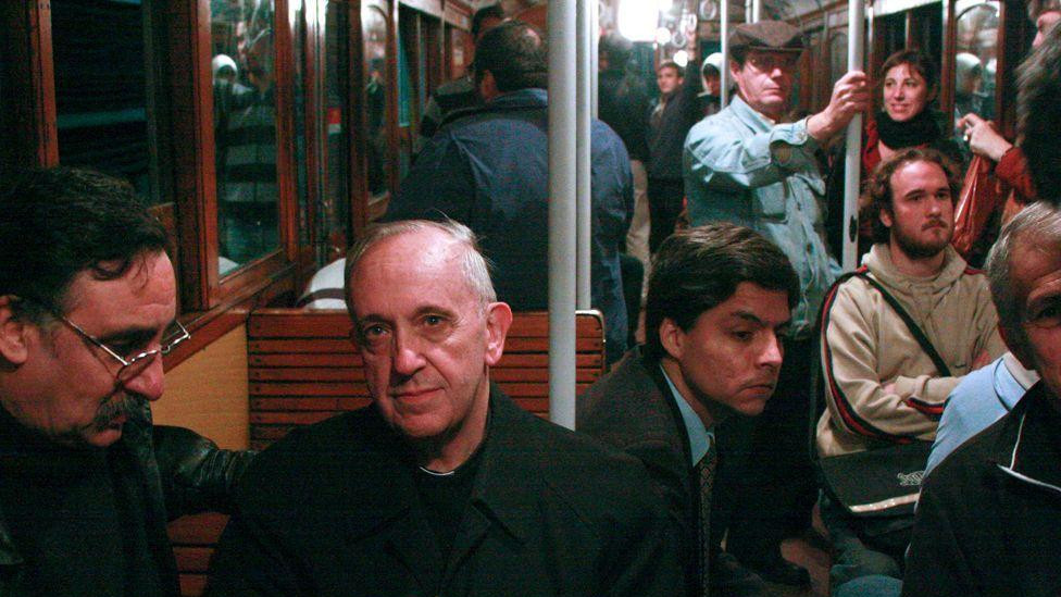 Horhe Bergoljo putuje podzemnom železnicom u Buenos Ajresu 2008. godine dok je bio nadbiskup 