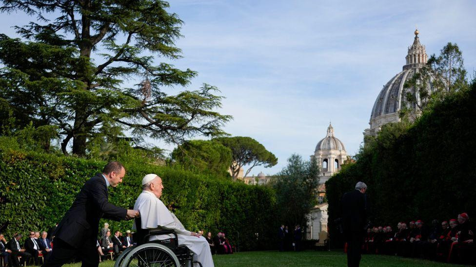 Papa Franja sa ambasadorima Izraela i Palestine na molitvi za mir u Gazi, u Vatikanskom vrtu 7. juna 2024. godine, čime je obeležena desetogodišnjica sličnog susreta sa čelnicima dve zemlje 