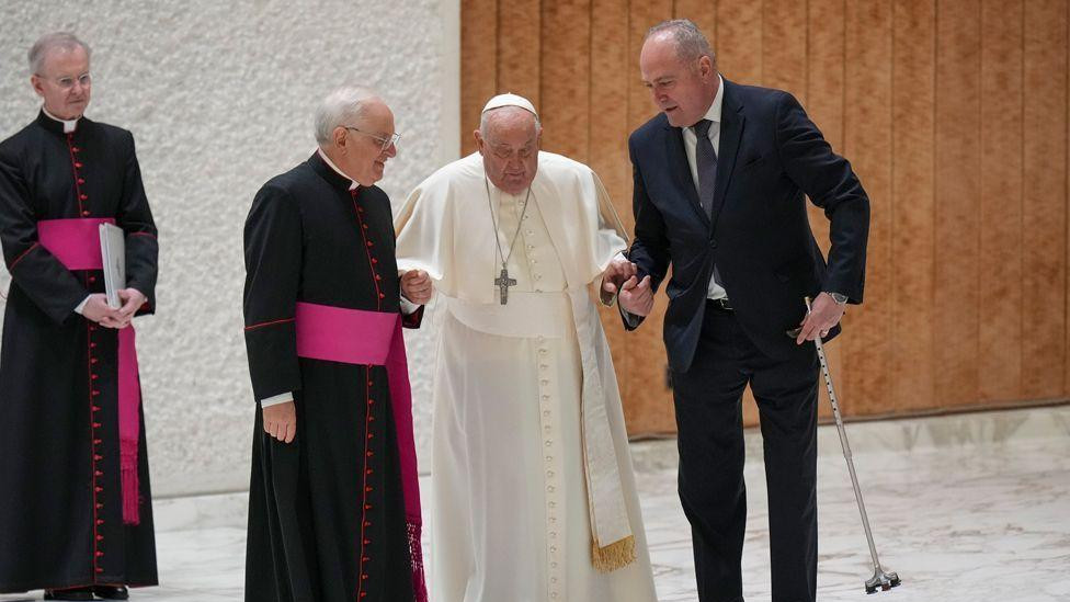 Papa Franja dolazi na audijenciju u Dvorani Pavla VI u Vatikanu, 1. februara 2025. godine 