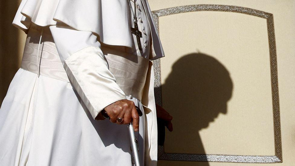 Poslednjih godina papa je hodao pomoću štapa