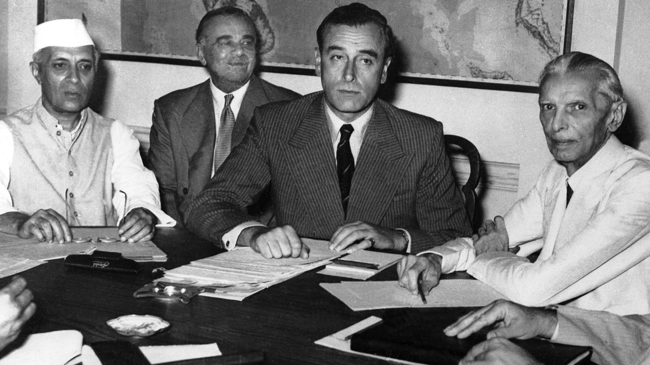 Na konferenciji u Nju Delhiju 1947. godine, generalni guverner Indije lord Mauntbaten (u sredini desno) i indijske vođe dogovorili su se o podeli Indije