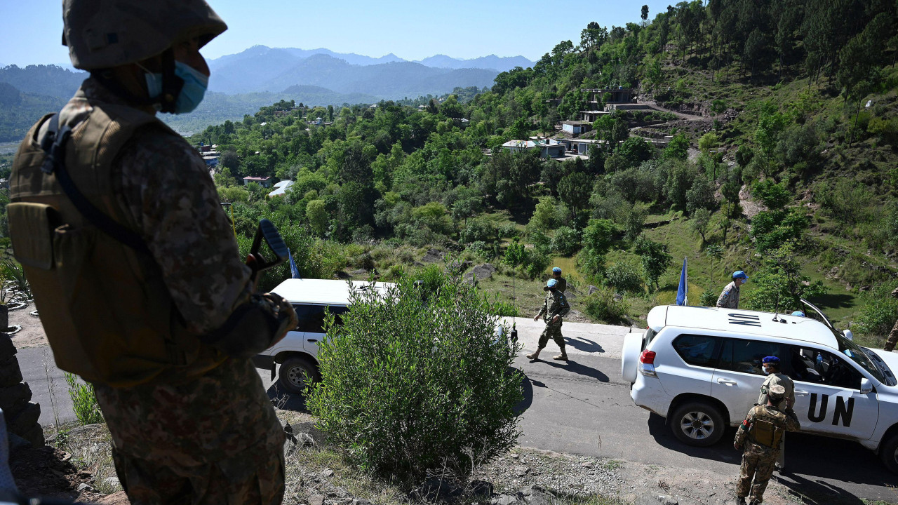 Pakistanski vojnik čuva stražu na položaju dok vozila sa vojnim posmatračima pristižu da bi posetili Liniju kontrole