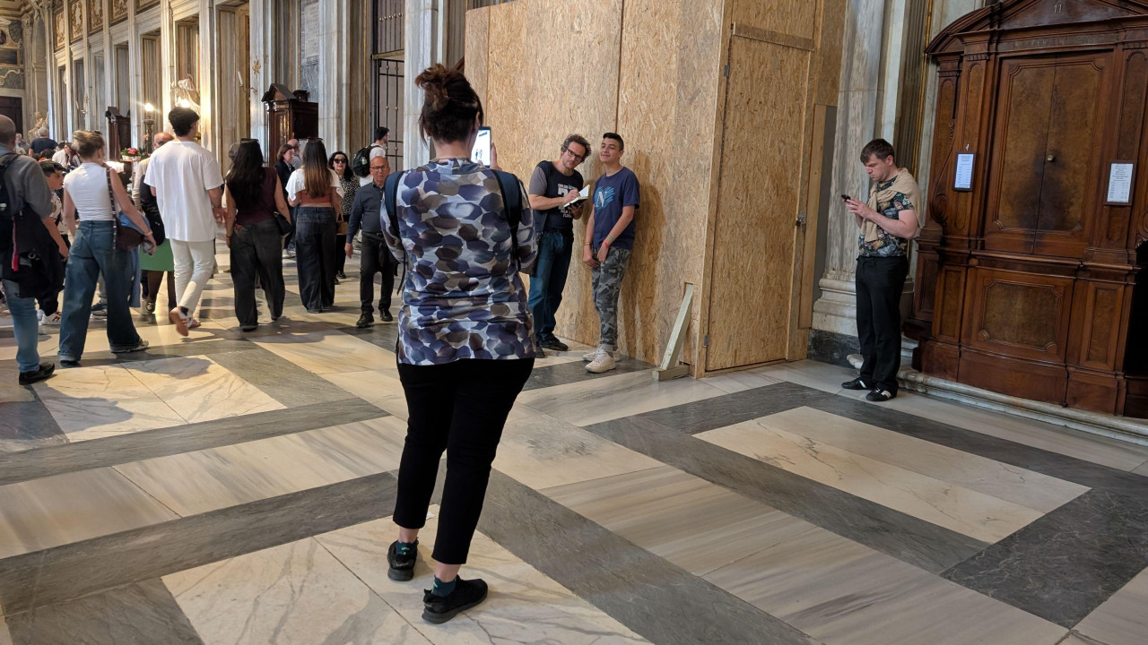 Turisti fotografišu mesto gde će papa Franja biti sahranjen