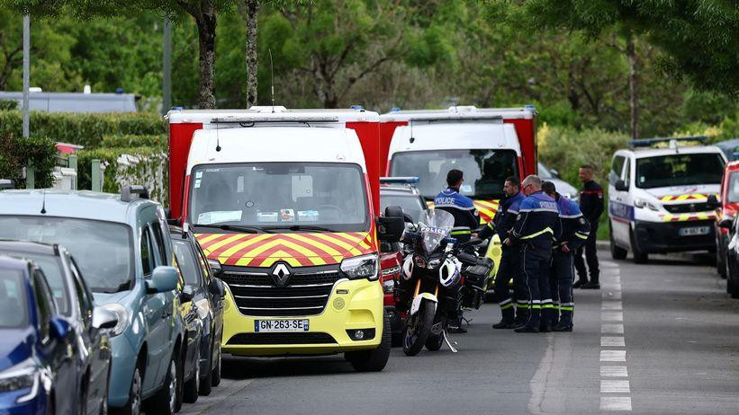 Policijska vozila oko škole u Francuskoj gde je došlo do napada