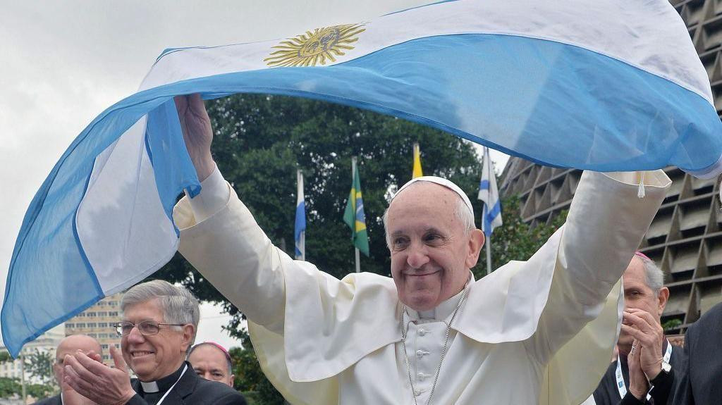 Papa Franja sa argentinskom zastavom