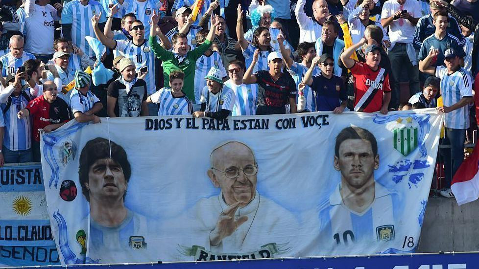 Papa Franja sa još dvojicom svetski poznatih Argentinaca, fudbalerima Dijegom Maradonom i Lionelom Mesijem
