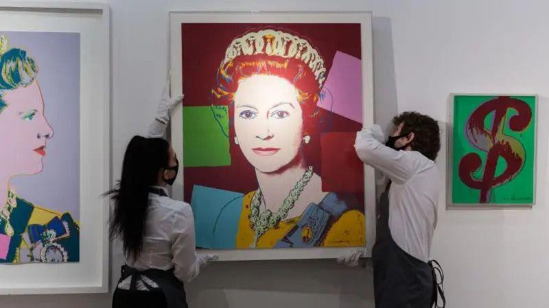 Portret pokojne britanske kraljice Elizabete Druge