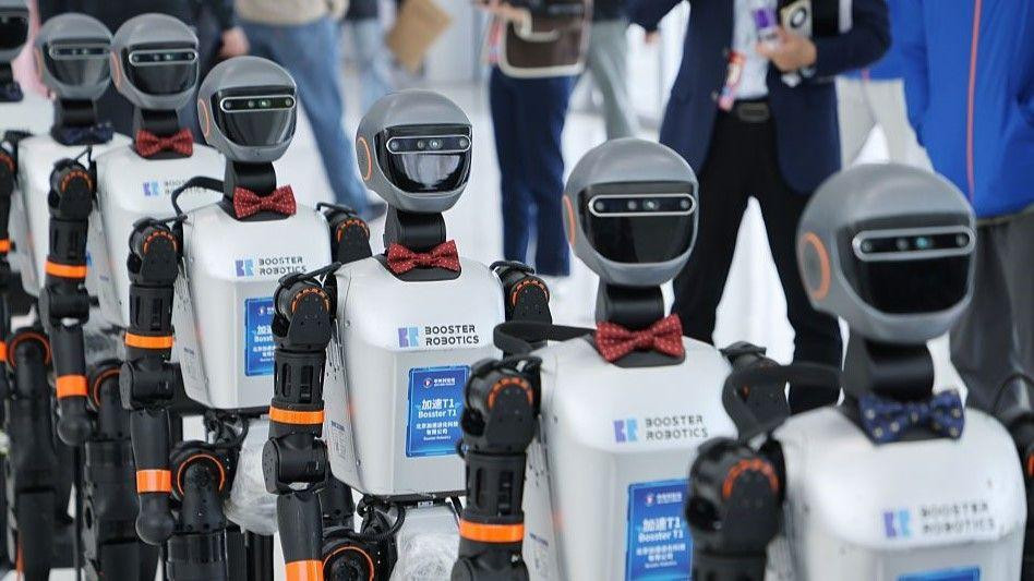 Šest robota Buster T1 hoda u redu