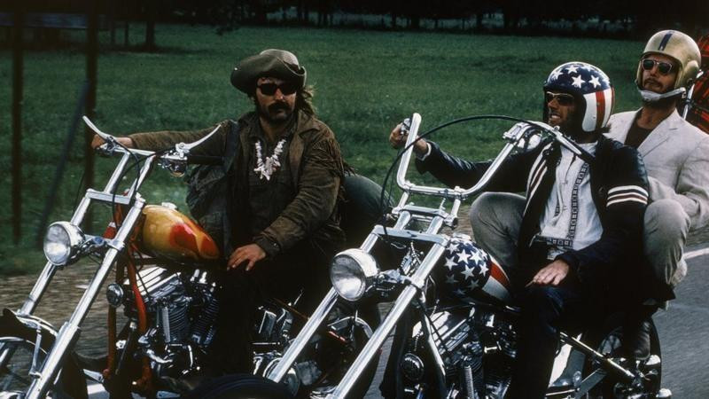 Termin road movie, skovan je više od tri decenije kasnije, pojavljivanjem filma 'Goli u sedlu' Denisa Hopera 1969. godine
