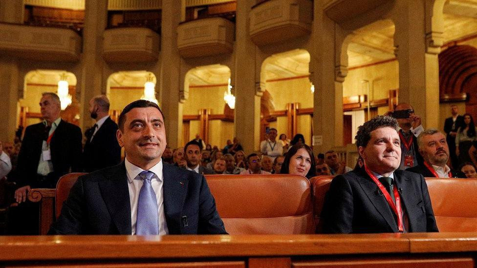 
                    Radikalni desničar i evroskeptik Đorđe Simion i centrista, gradonačelnik Bukurešta Nikušor Dan sedeli su zajedno u klupi na sastanku Nacionalnog sindikata u Bukureštu
   