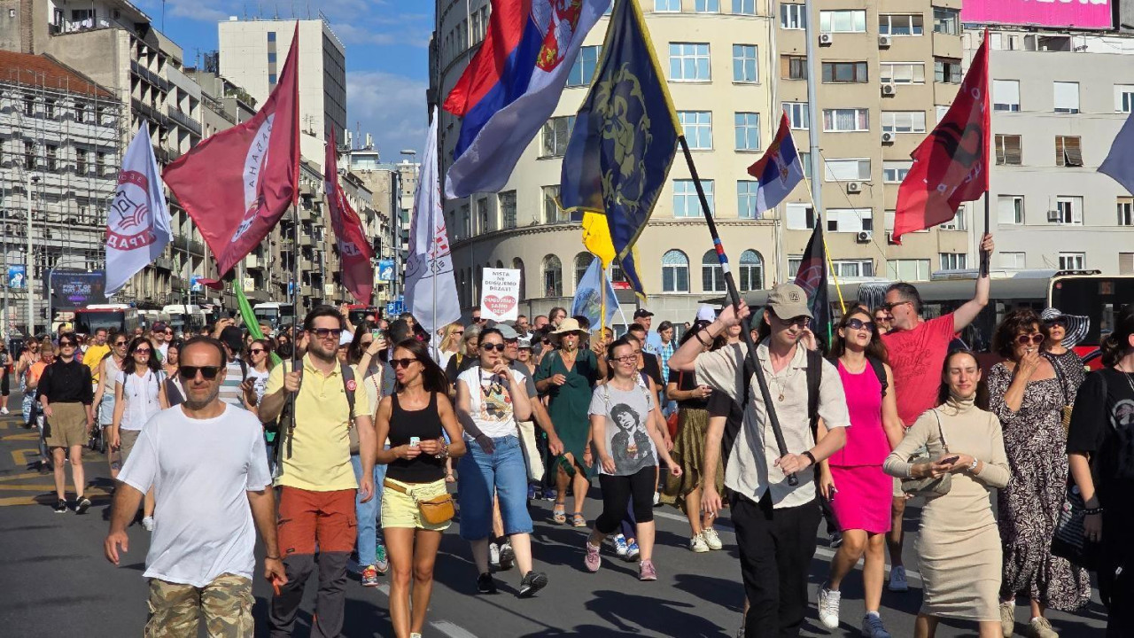 Ljudi na protestu u Beogradu šetaju